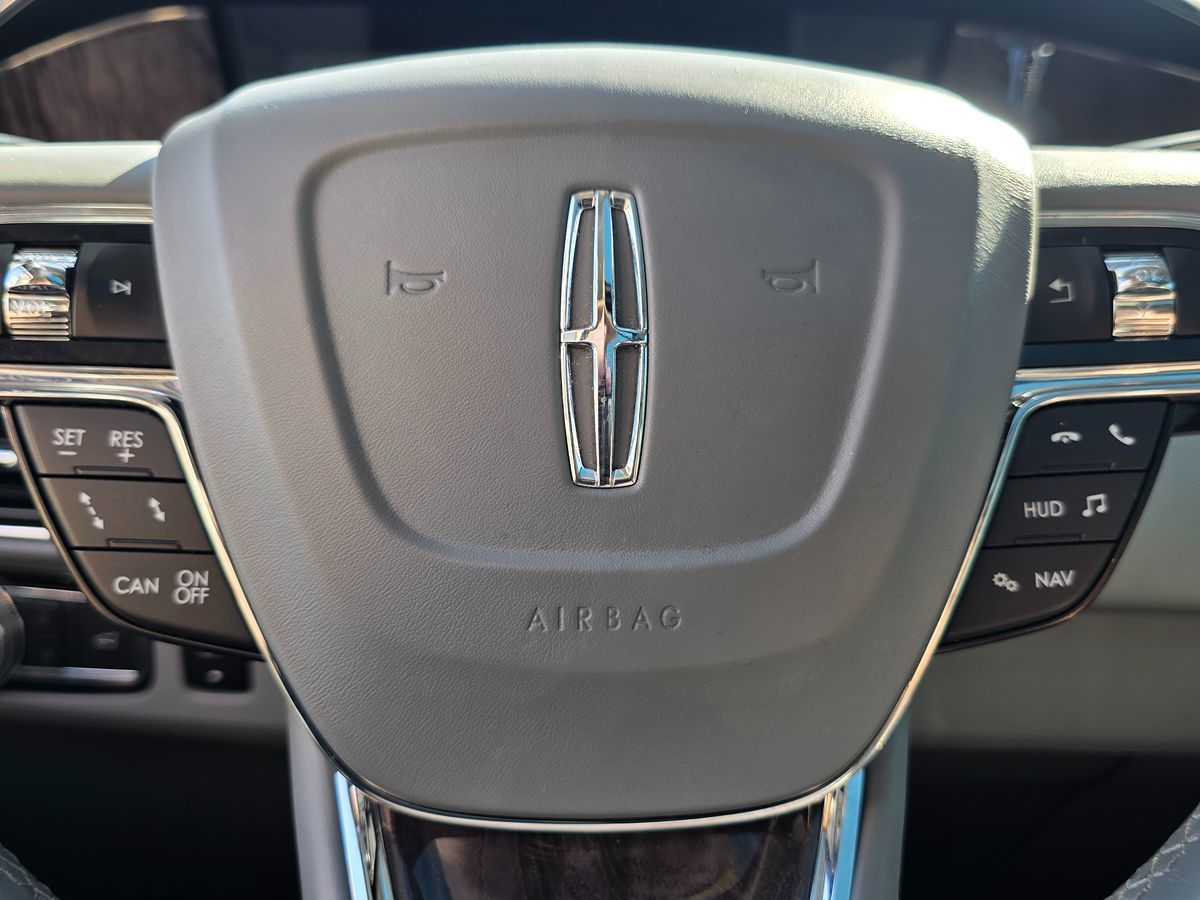 Lincoln Navigator L photo 38