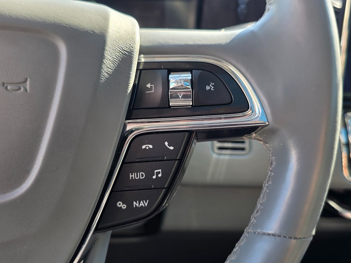 Lincoln Navigator L photo 39