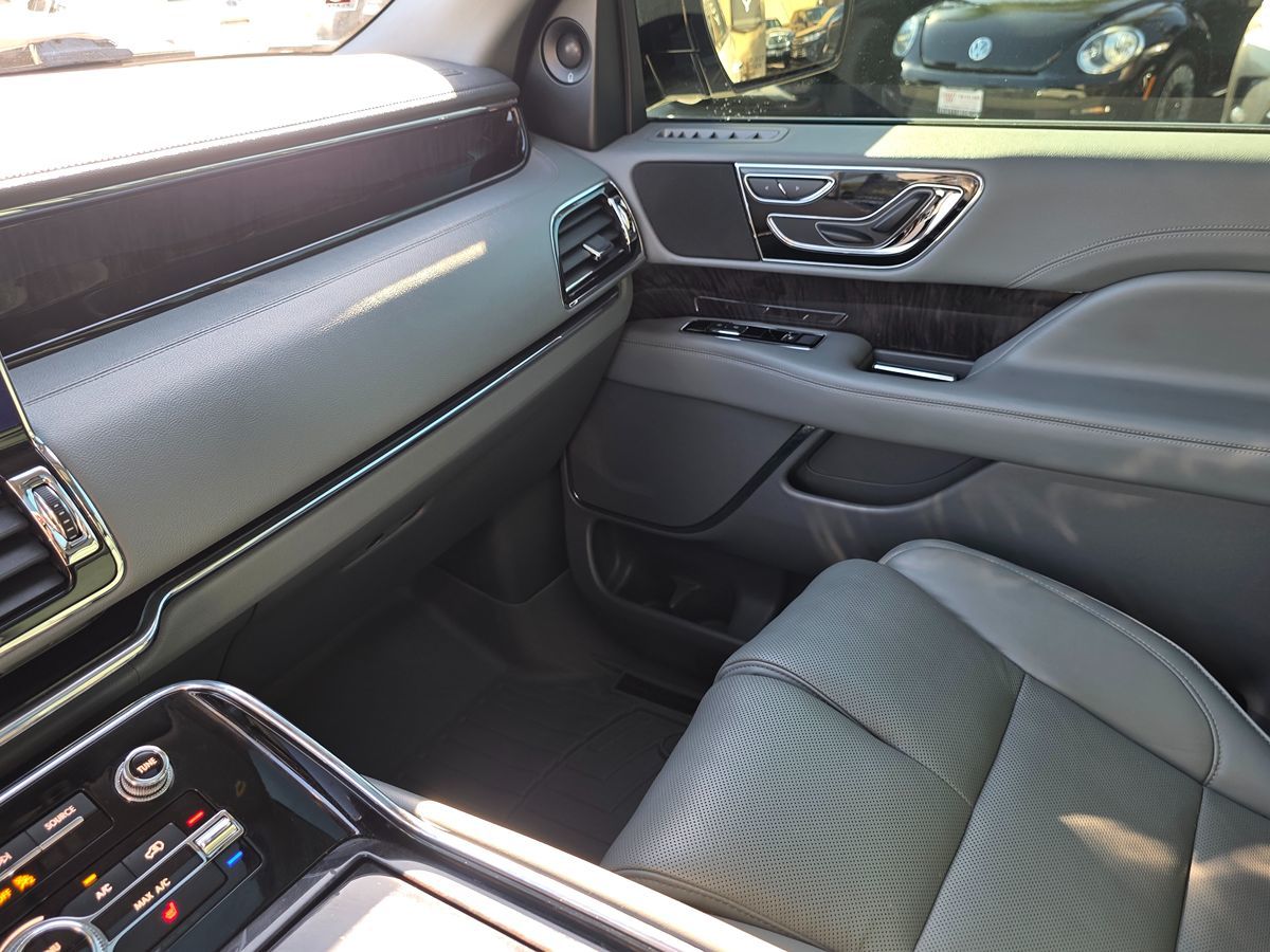 Lincoln Navigator L photo 42