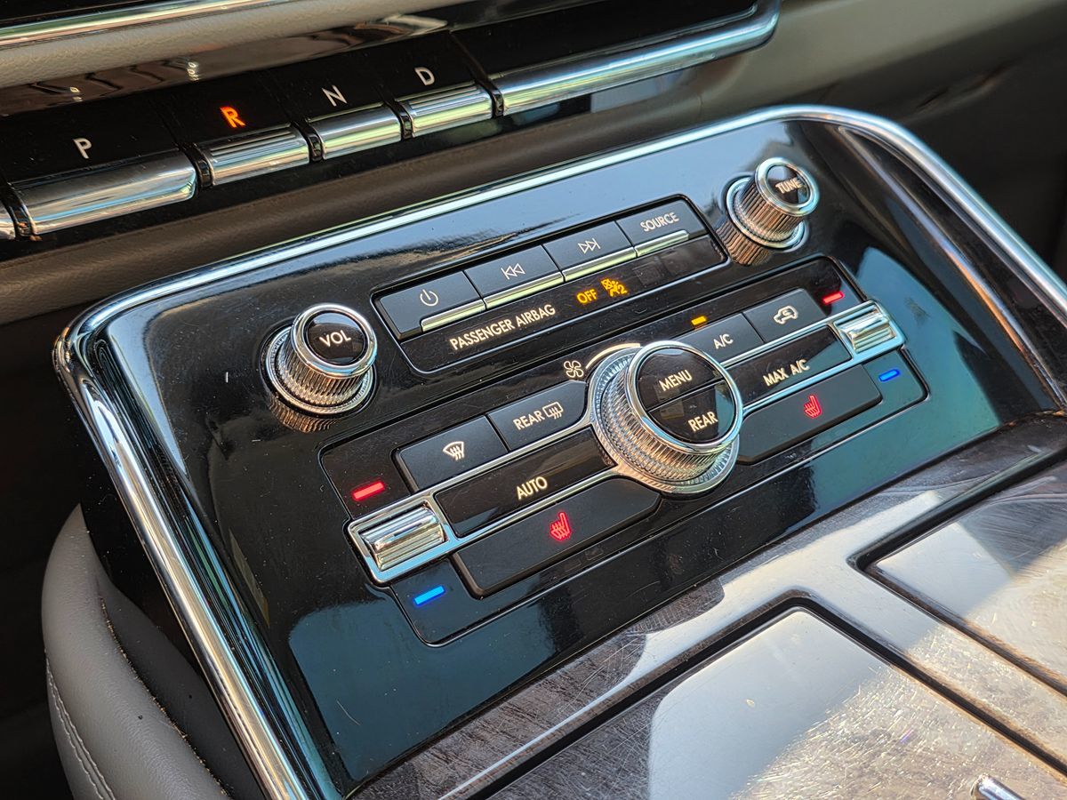 Lincoln Navigator L photo 46