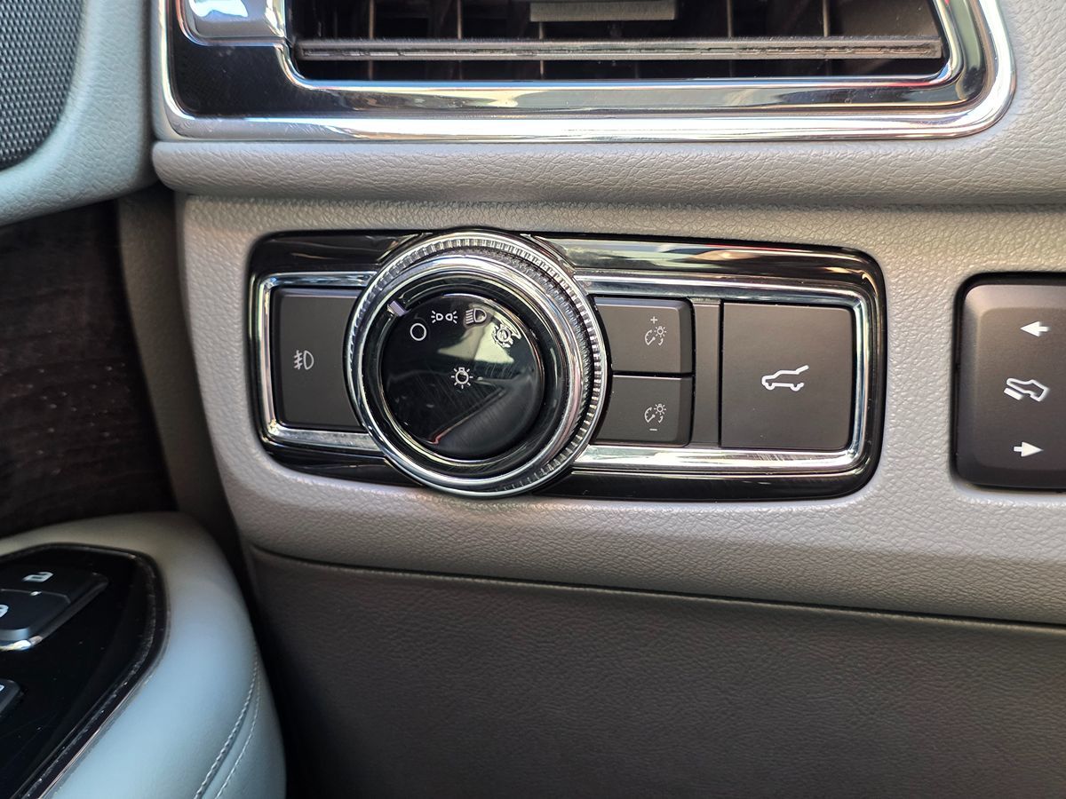 Lincoln Navigator L photo 52