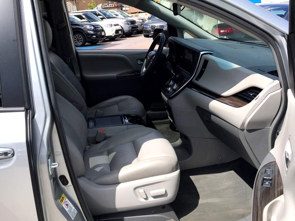 Sold 2016 Toyota Sienna XLE 8-Passenger w/Nav/Sunroof in El Cajon