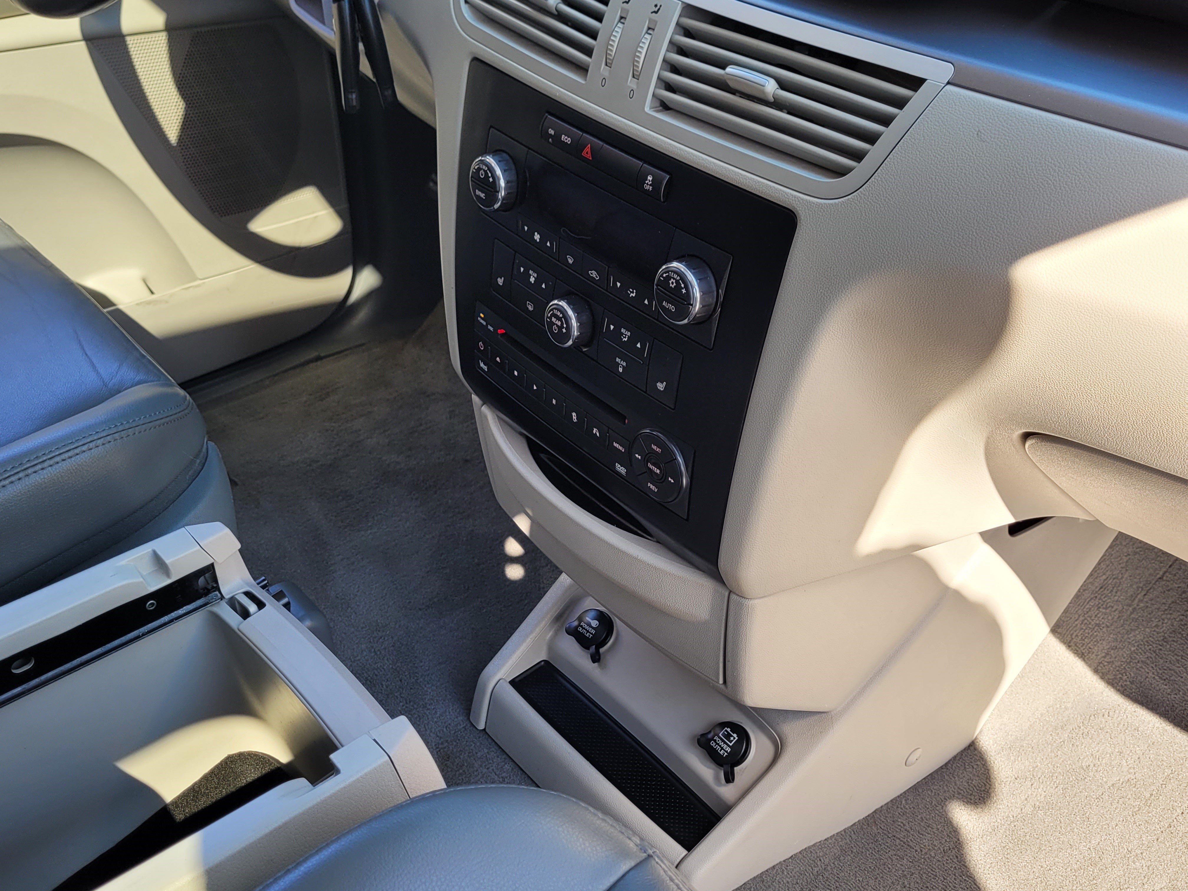 2009-2011 Volkswagen Routan RBZ MyGig Touch Screen Radio Cd Player P05064689AH 2009-2011 Volkswagen Routan RBZ MyGig Touch Screen Radio Cd Player P05064689AH