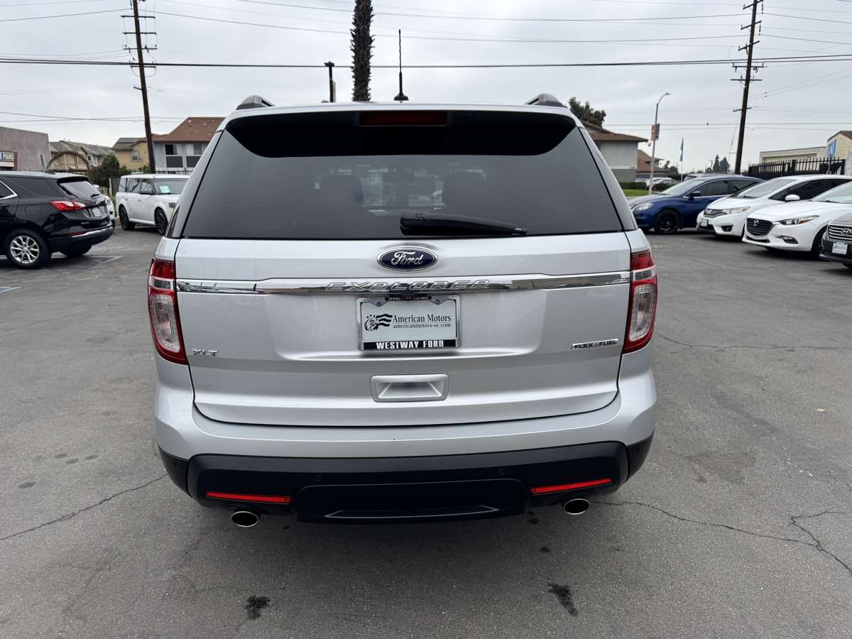 2015 Ford Explorer XLT photo 2