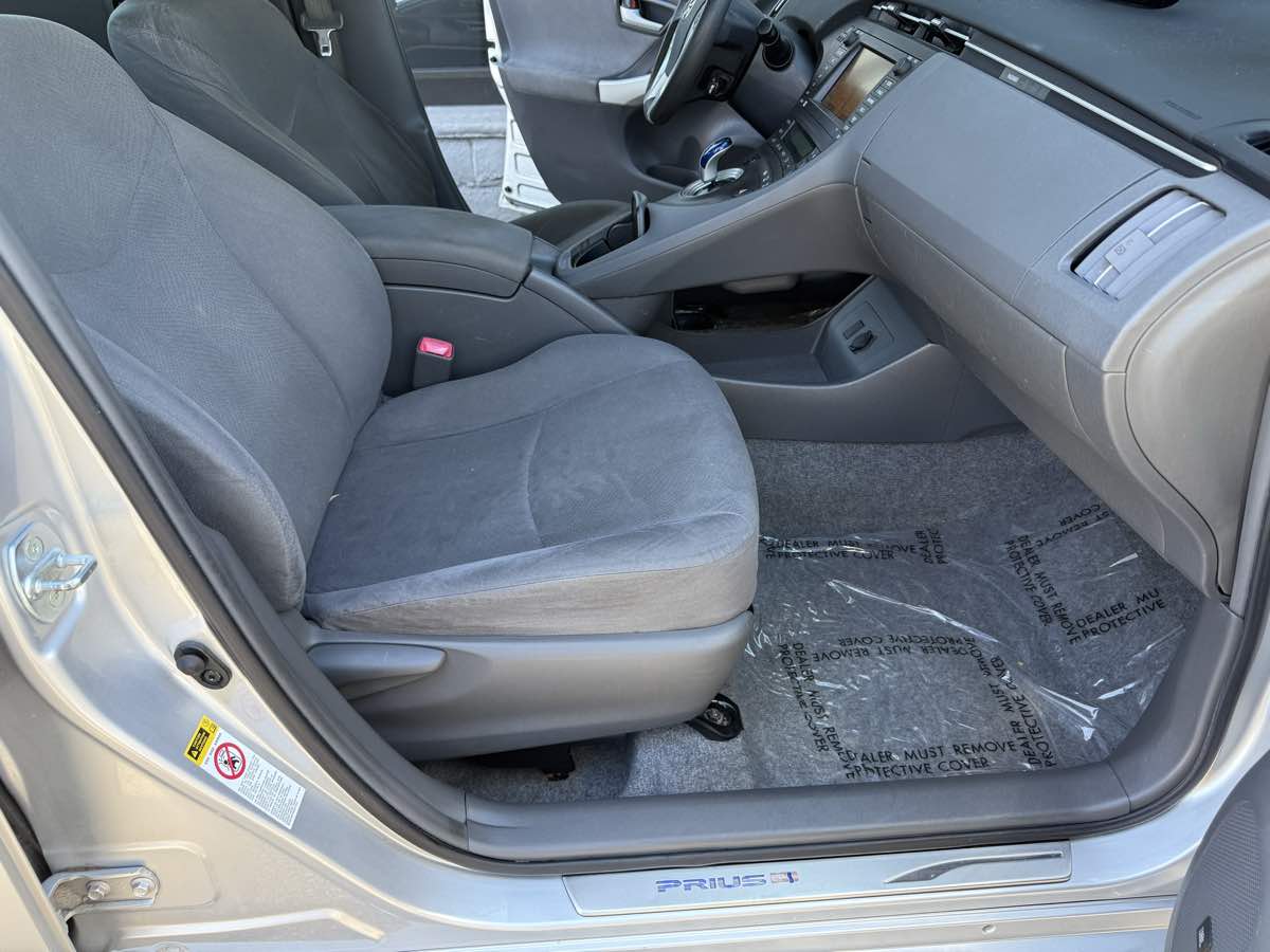 2010 Toyota Prius Four SE photo 32