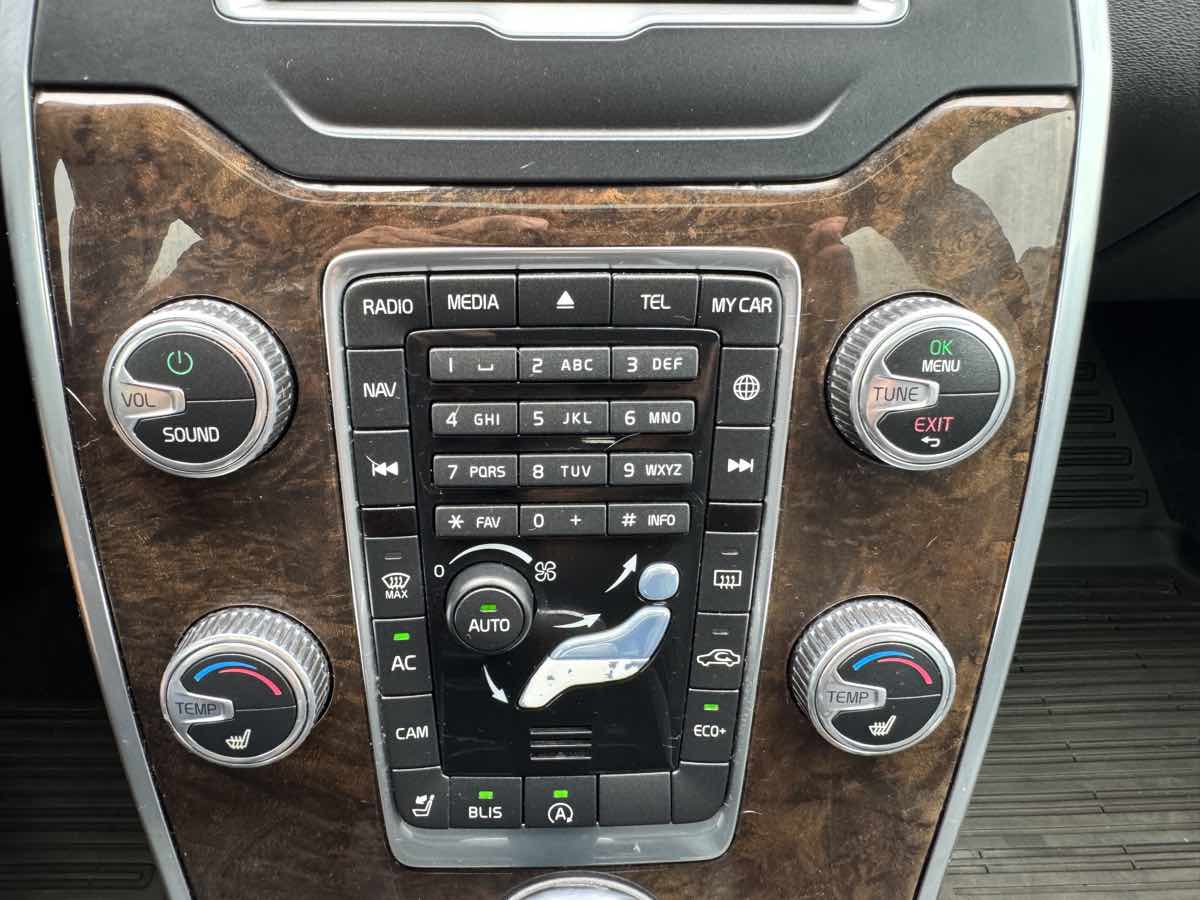 2016 Volvo XC70 T5 Drive-E Premier photo 39