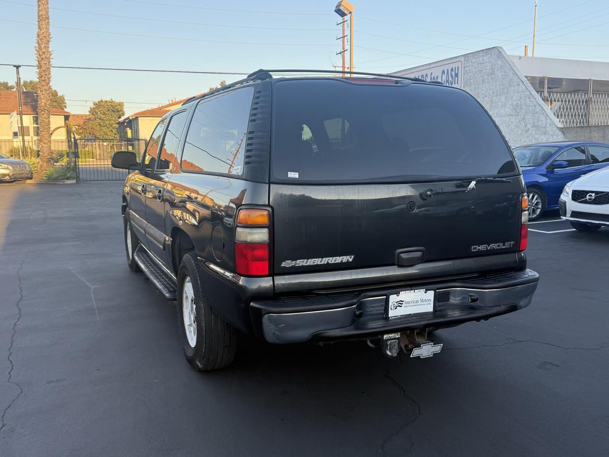 2004 Chevrolet Suburban LT photo 2