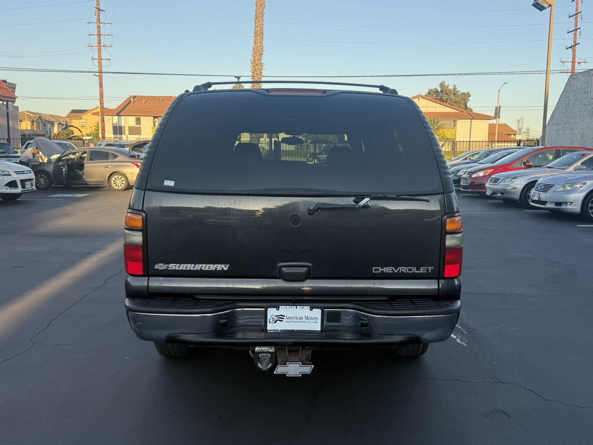 2004 Chevrolet Suburban LT photo 3
