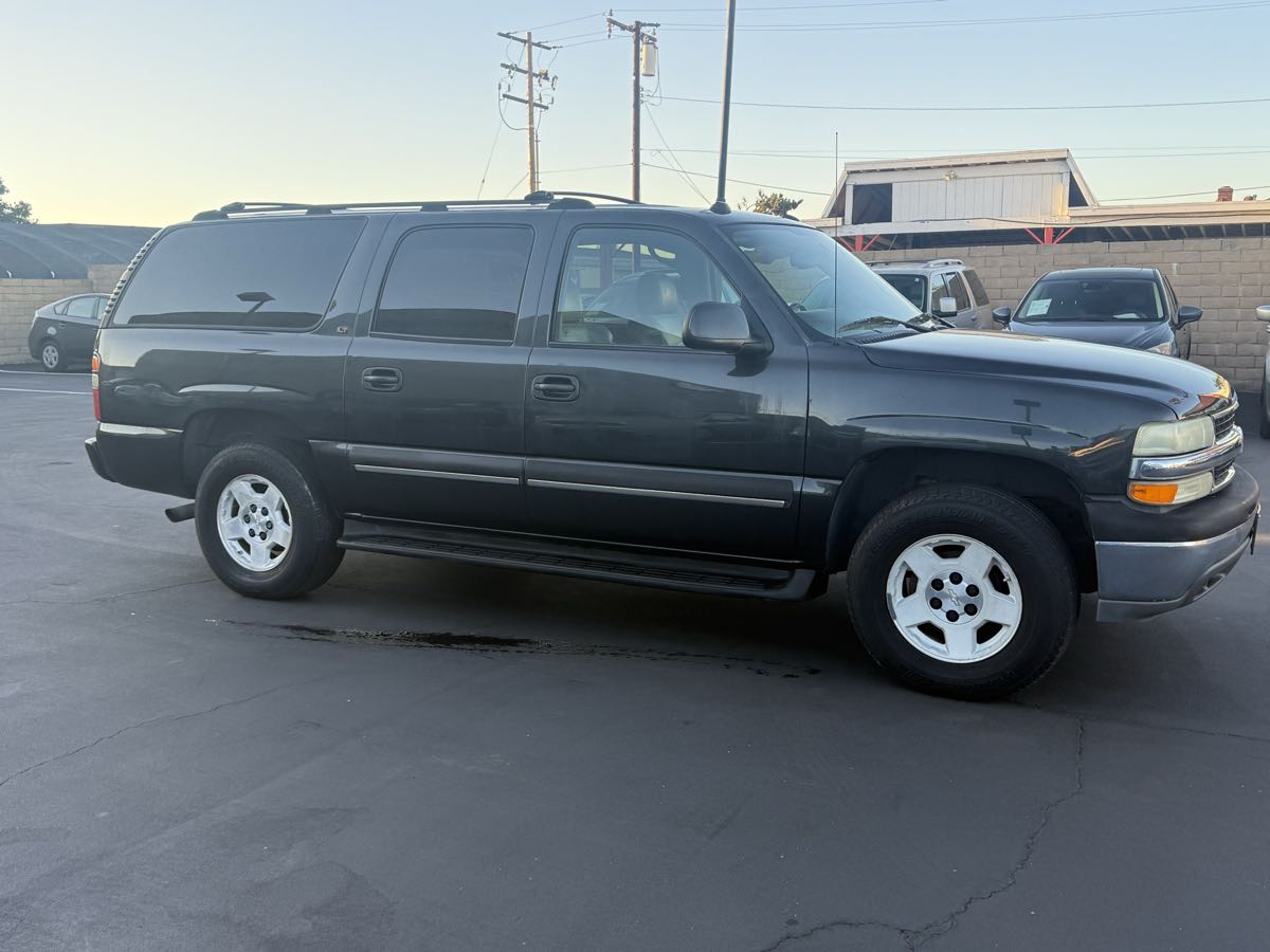 2004 Chevrolet Suburban LT photo 8