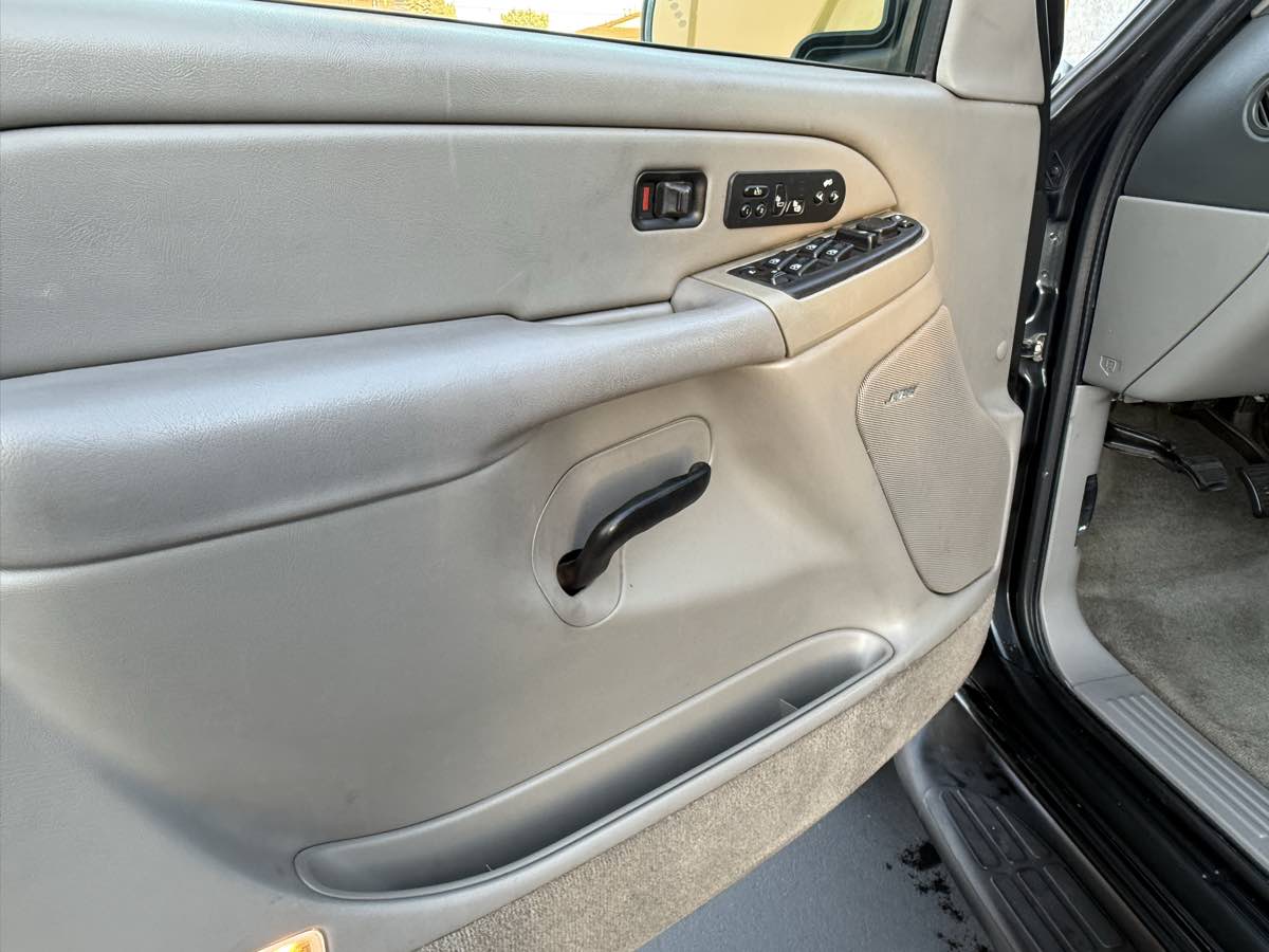 2004 Chevrolet Suburban LT photo 14