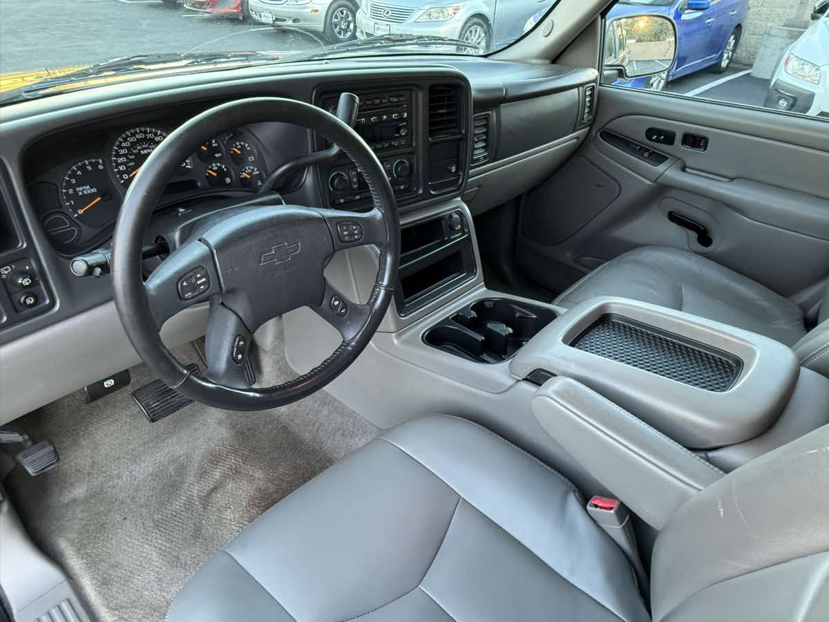 2004 Chevrolet Suburban LT photo 18