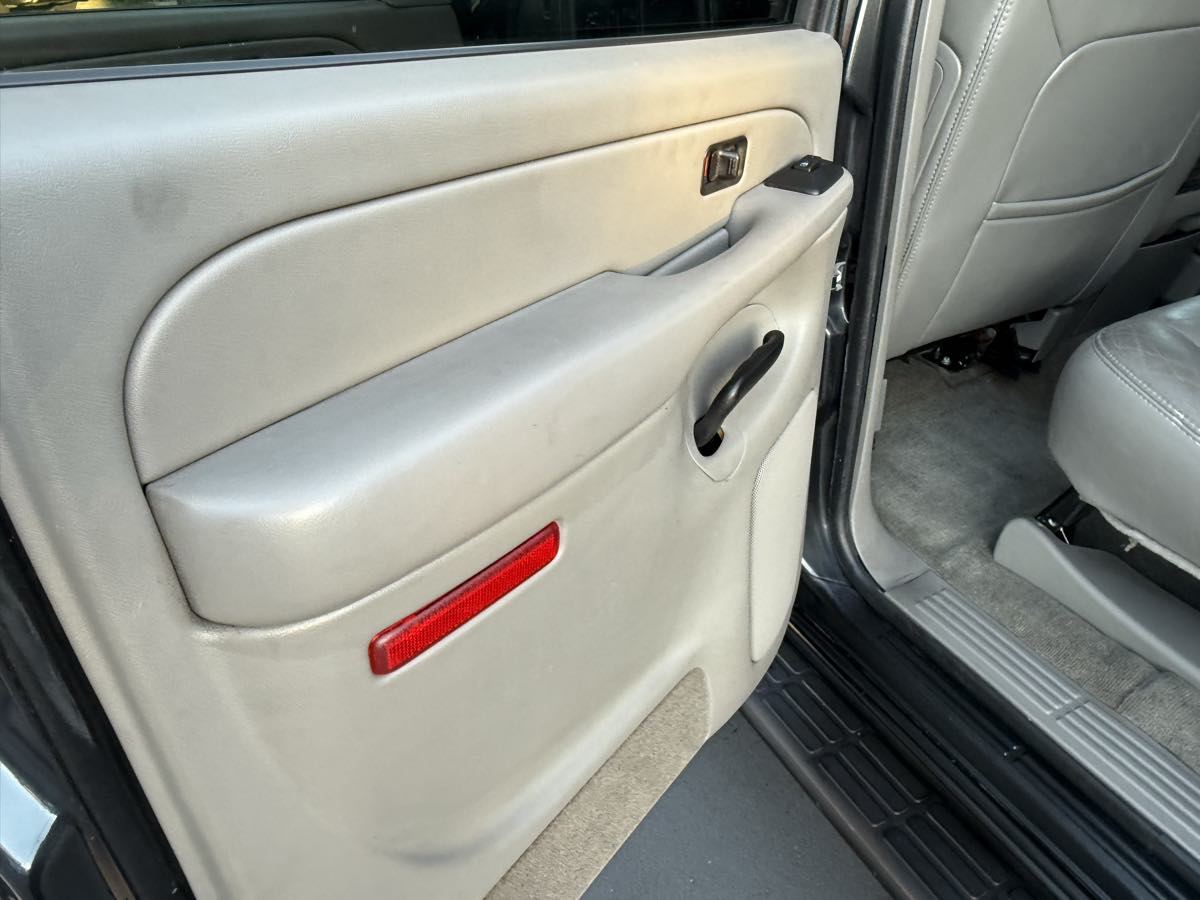 2004 Chevrolet Suburban LT photo 19