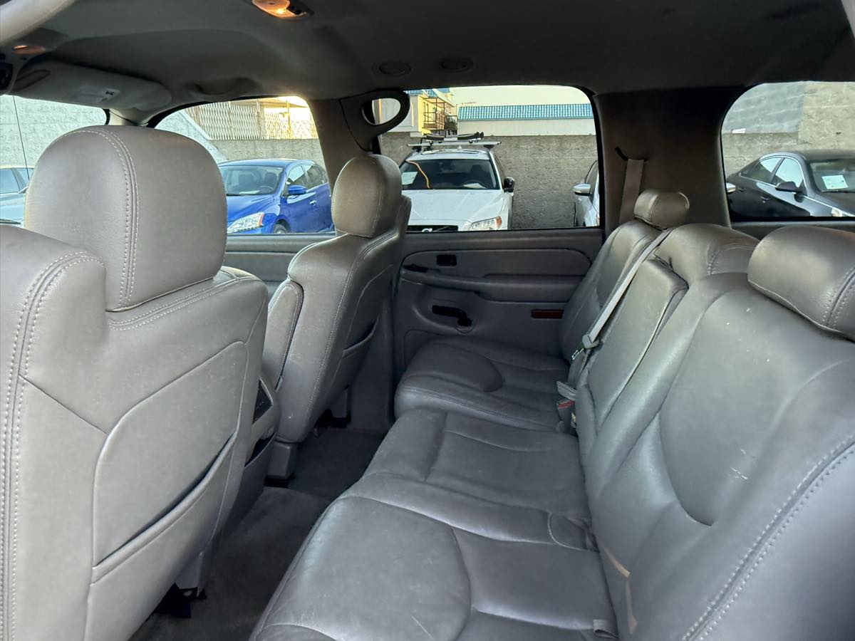 2004 Chevrolet Suburban LT photo 20