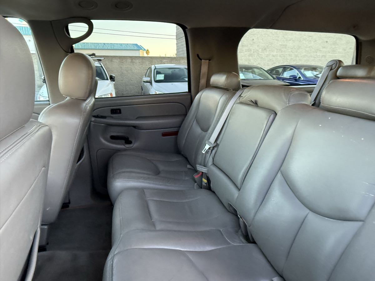 2004 Chevrolet Suburban LT photo 21