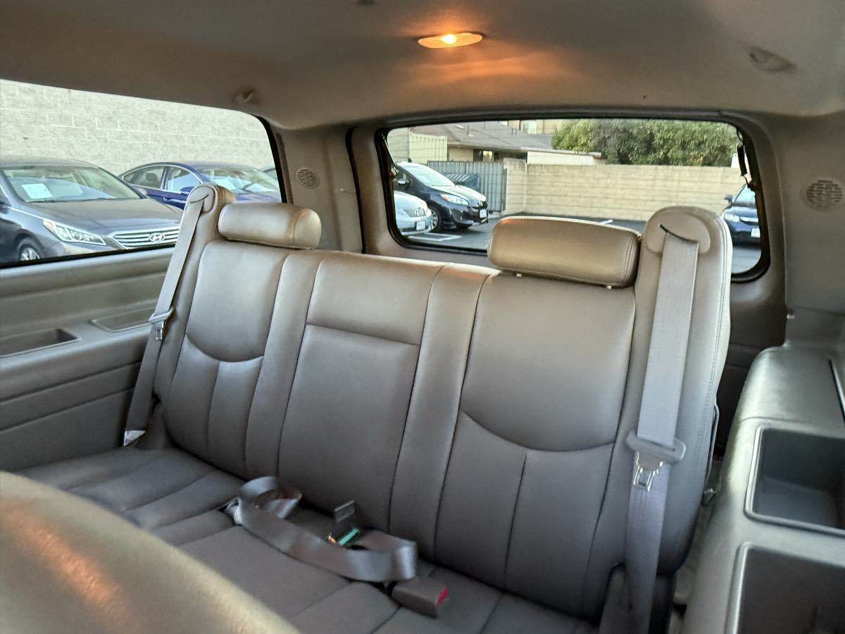 2004 Chevrolet Suburban LT photo 22
