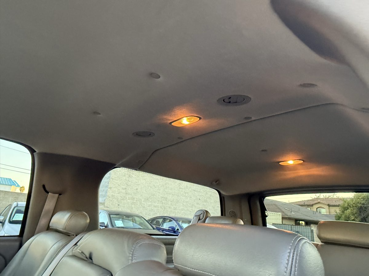 2004 Chevrolet Suburban LT photo 23