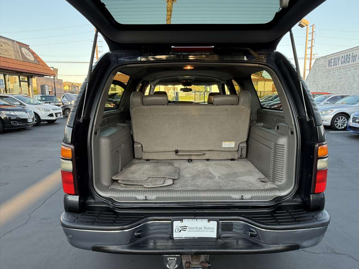 2004 Chevrolet Suburban LT photo 25