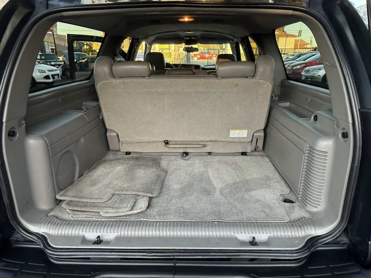 2004 Chevrolet Suburban LT photo 26
