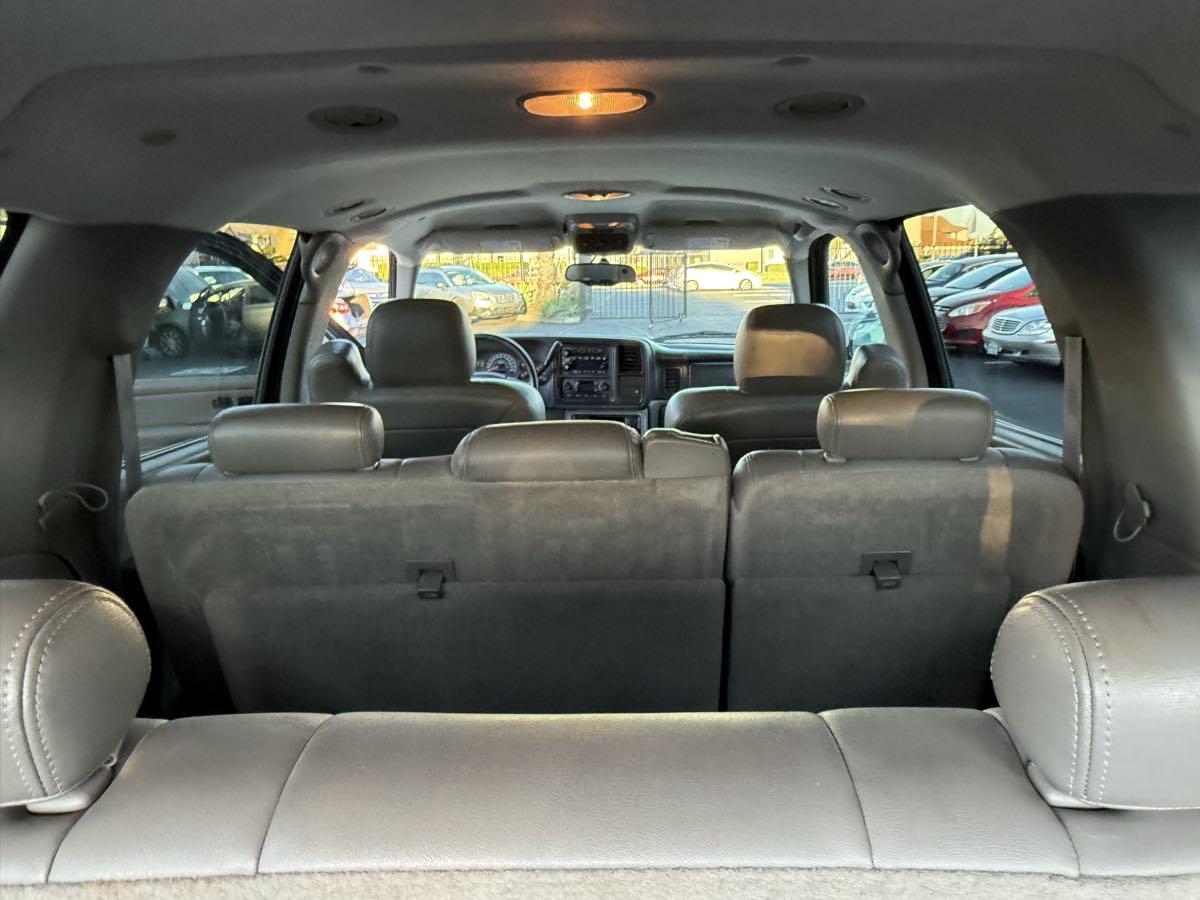 2004 Chevrolet Suburban LT photo 27
