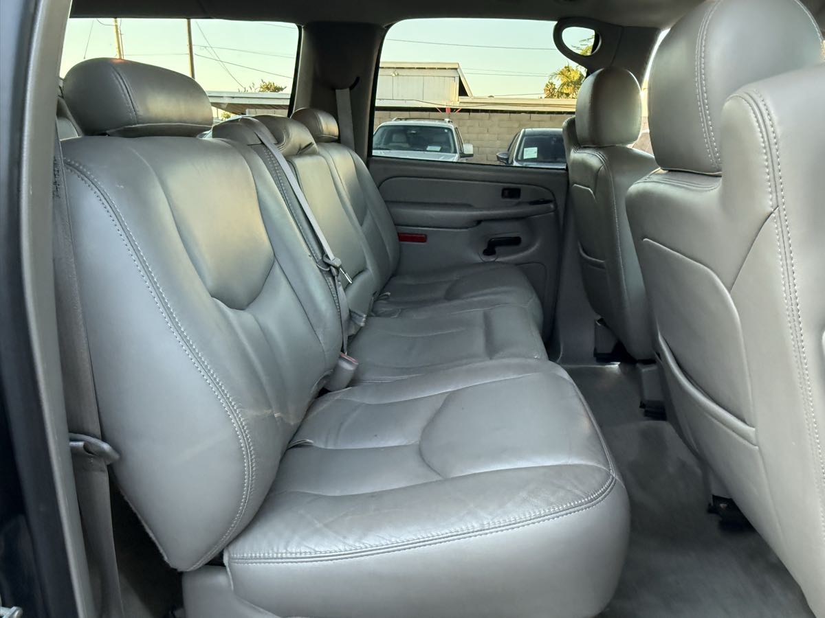 2004 Chevrolet Suburban LT photo 28