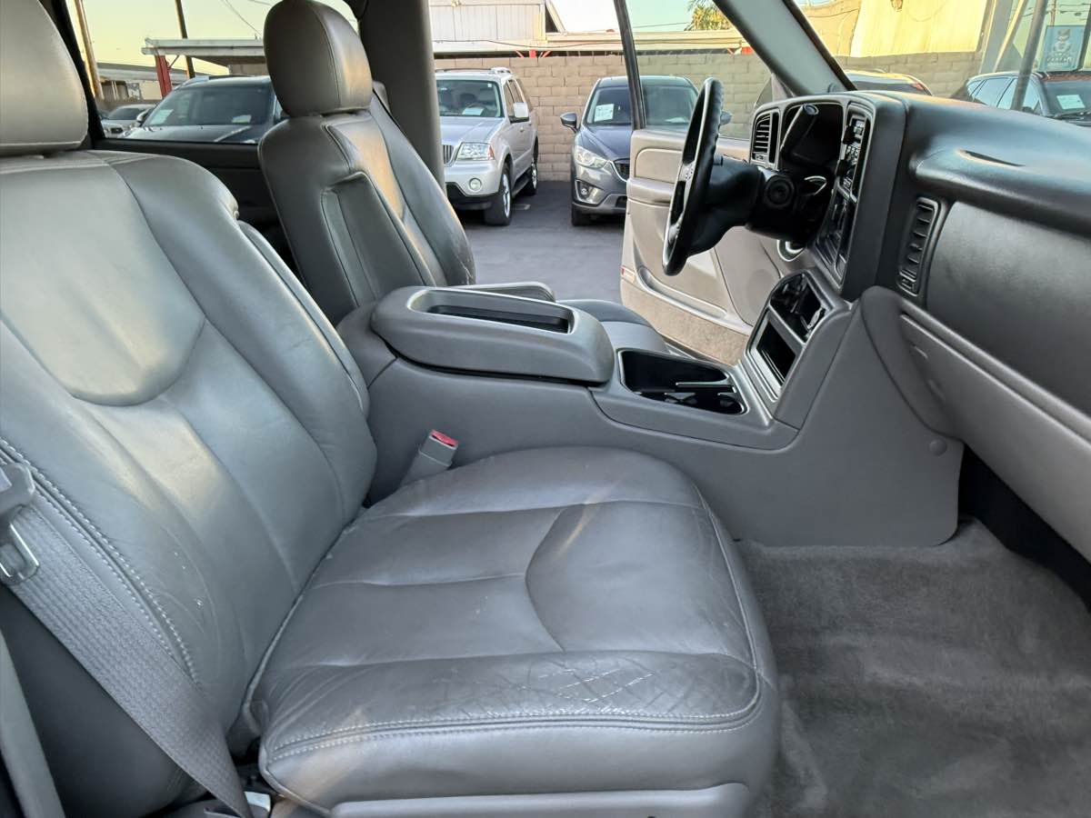 2004 Chevrolet Suburban LT photo 29