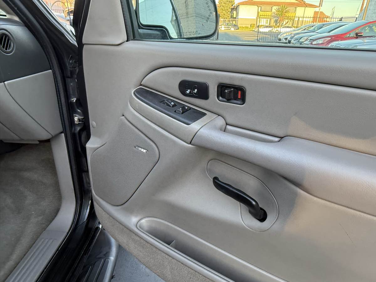 2004 Chevrolet Suburban LT photo 30