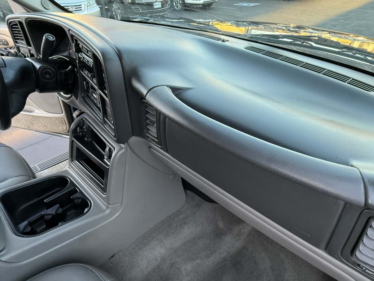 2004 Chevrolet Suburban LT photo 31
