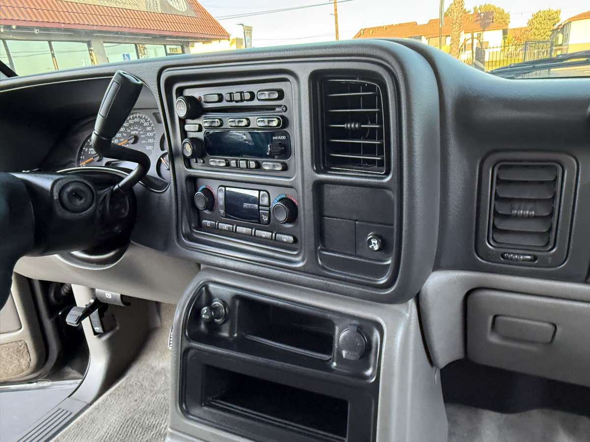 2004 Chevrolet Suburban LT photo 32