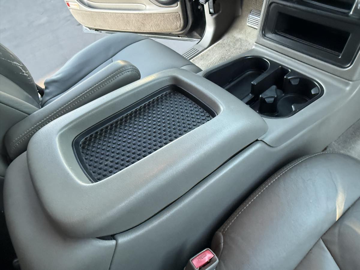 2004 Chevrolet Suburban LT photo 33