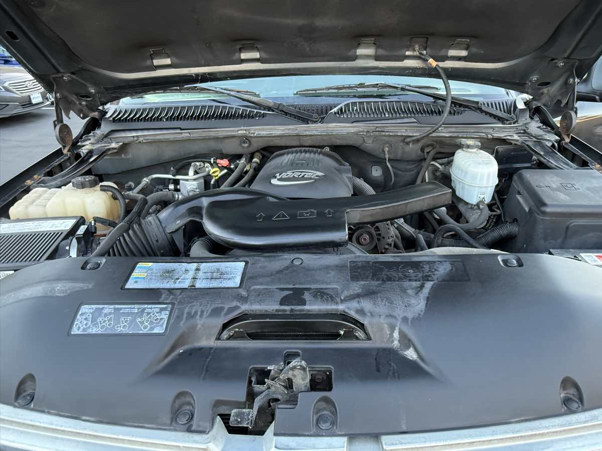 2004 Chevrolet Suburban LT photo 37