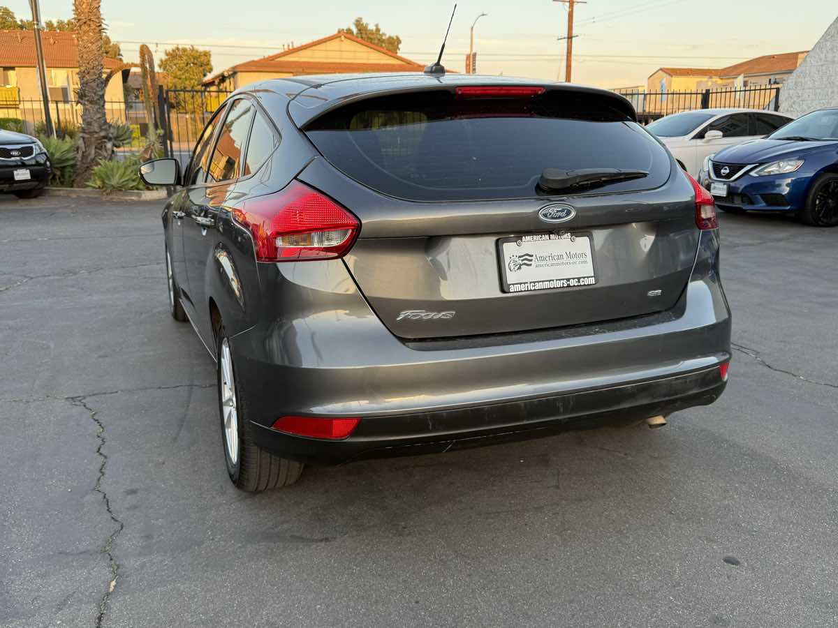 2017 Ford Focus SE photo 2