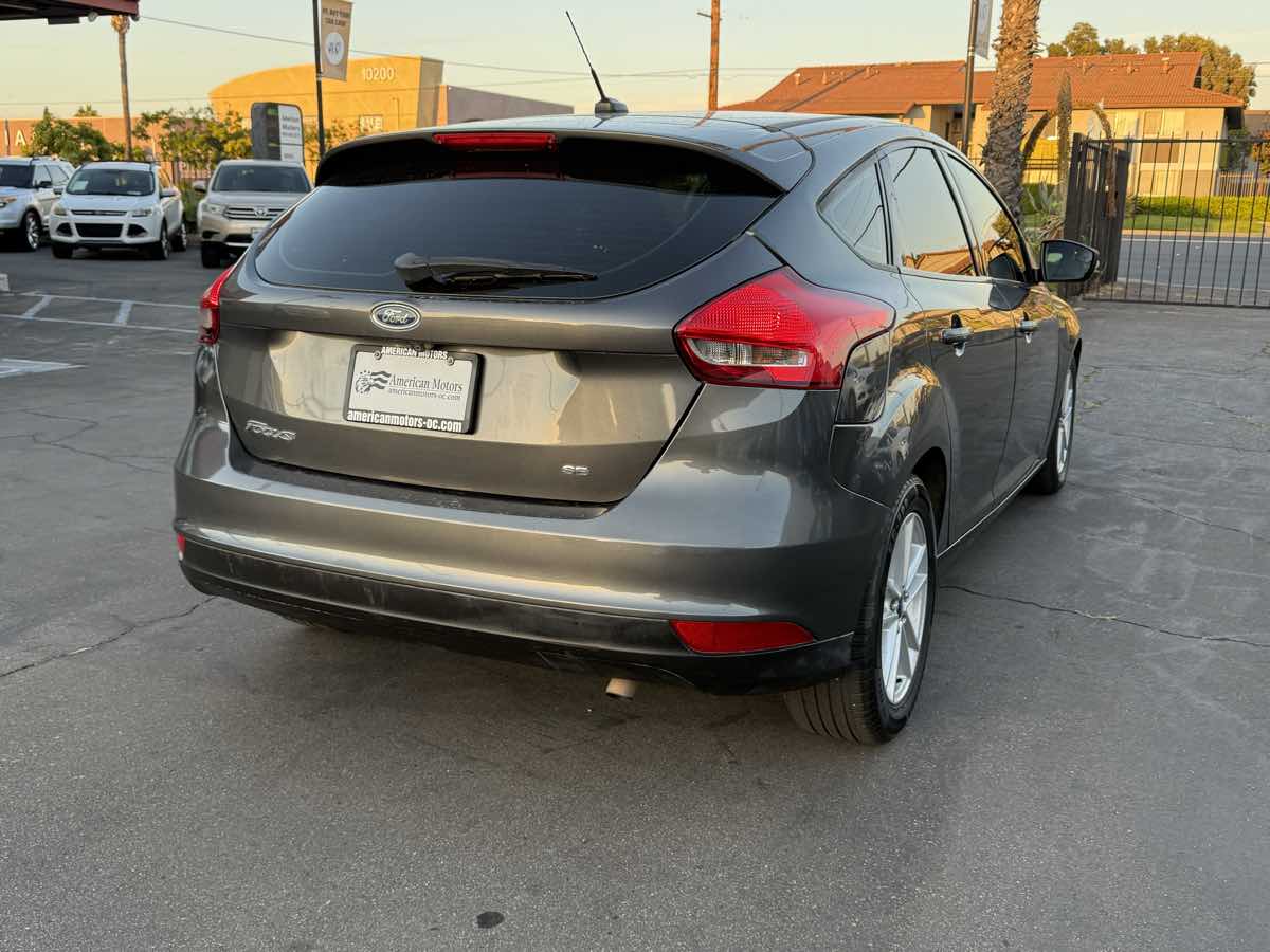 2017 Ford Focus SE photo 4