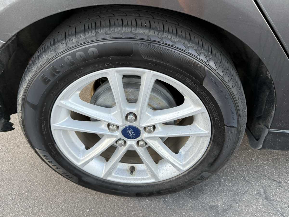 2017 Ford Focus SE photo 21