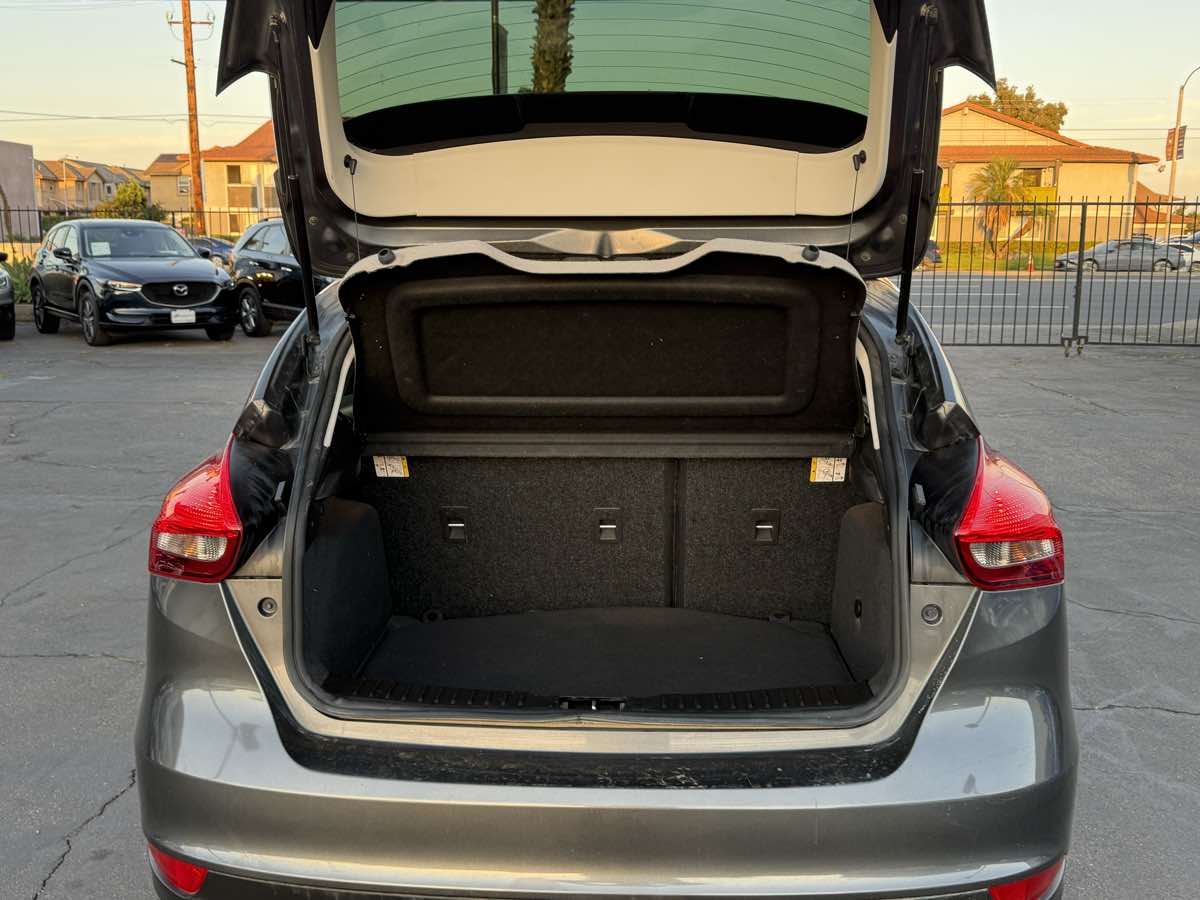 2017 Ford Focus SE photo 22