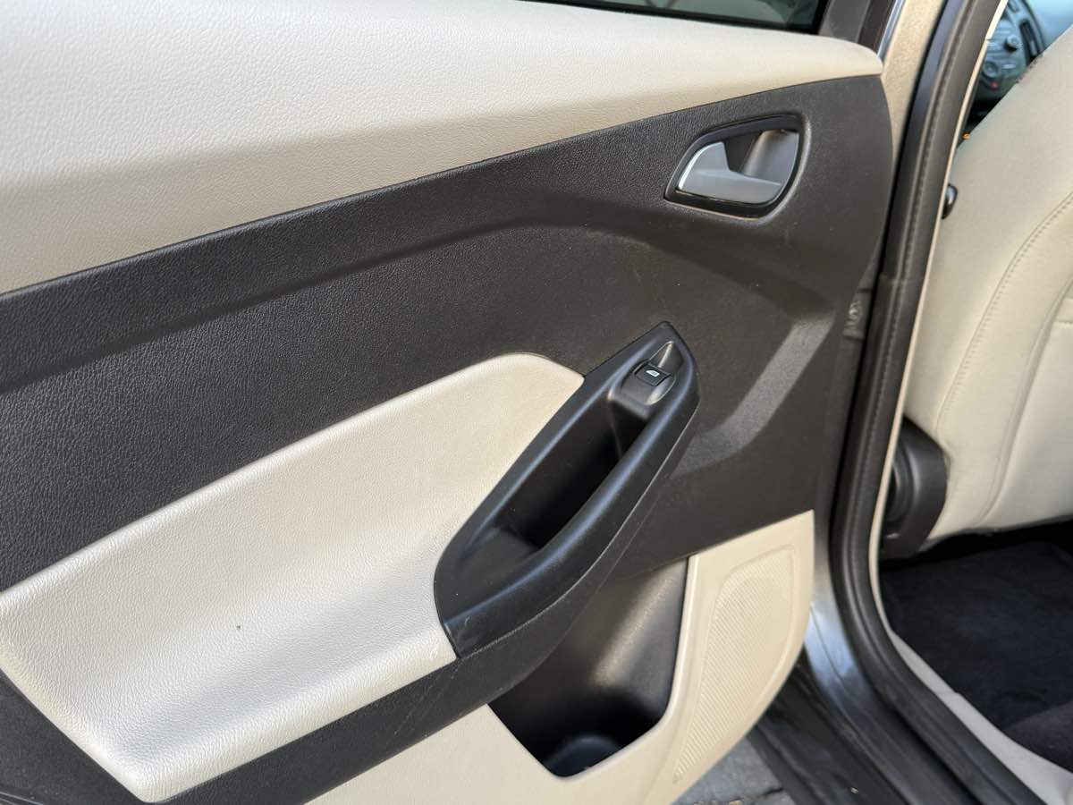 2017 Ford Focus SE photo 24