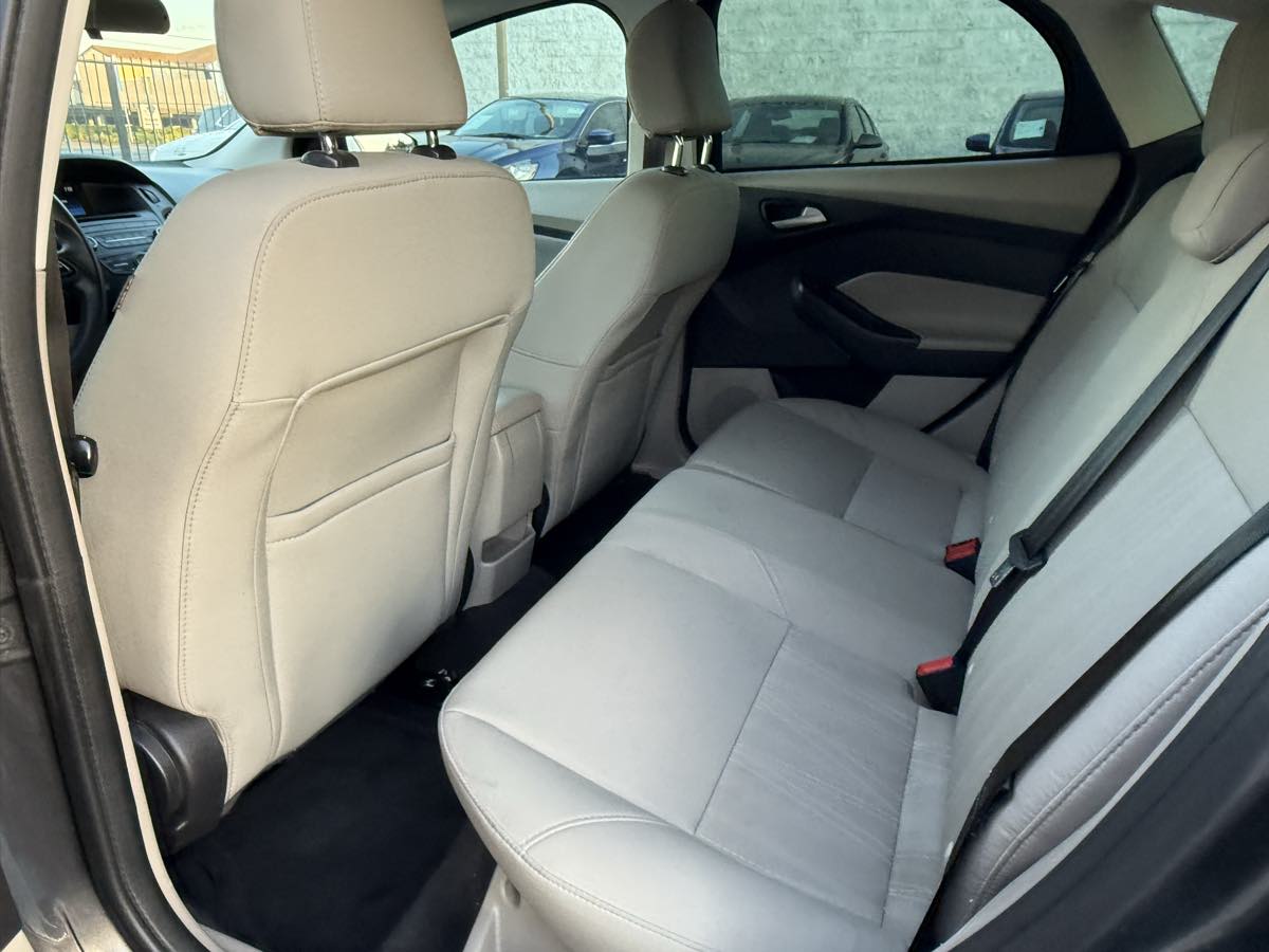 2017 Ford Focus SE photo 25