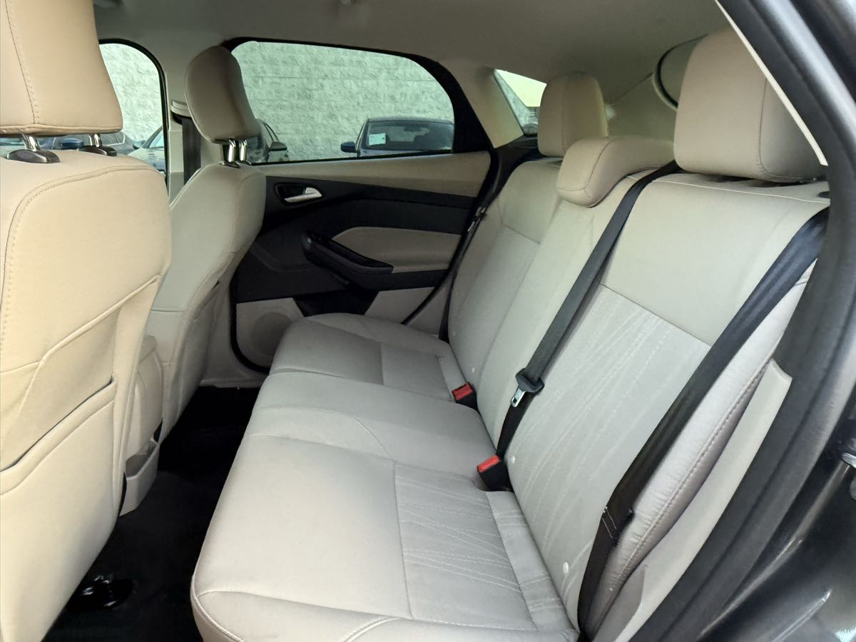 2017 Ford Focus SE photo 26