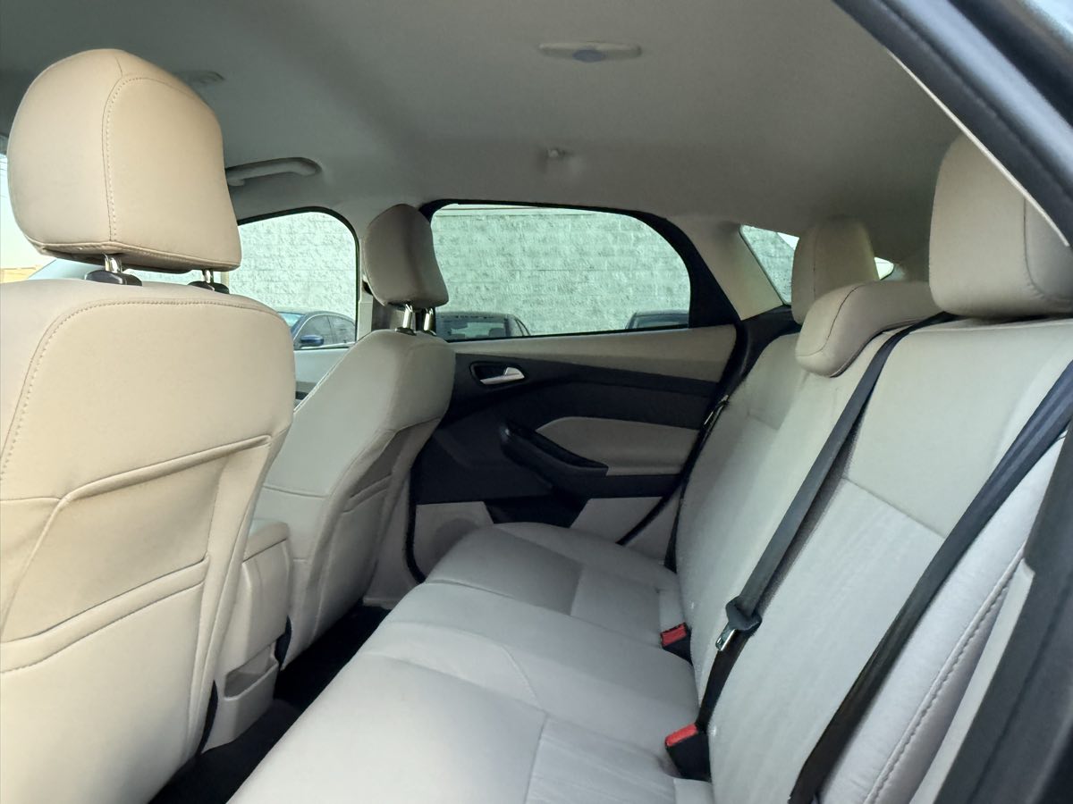 2017 Ford Focus SE photo 27