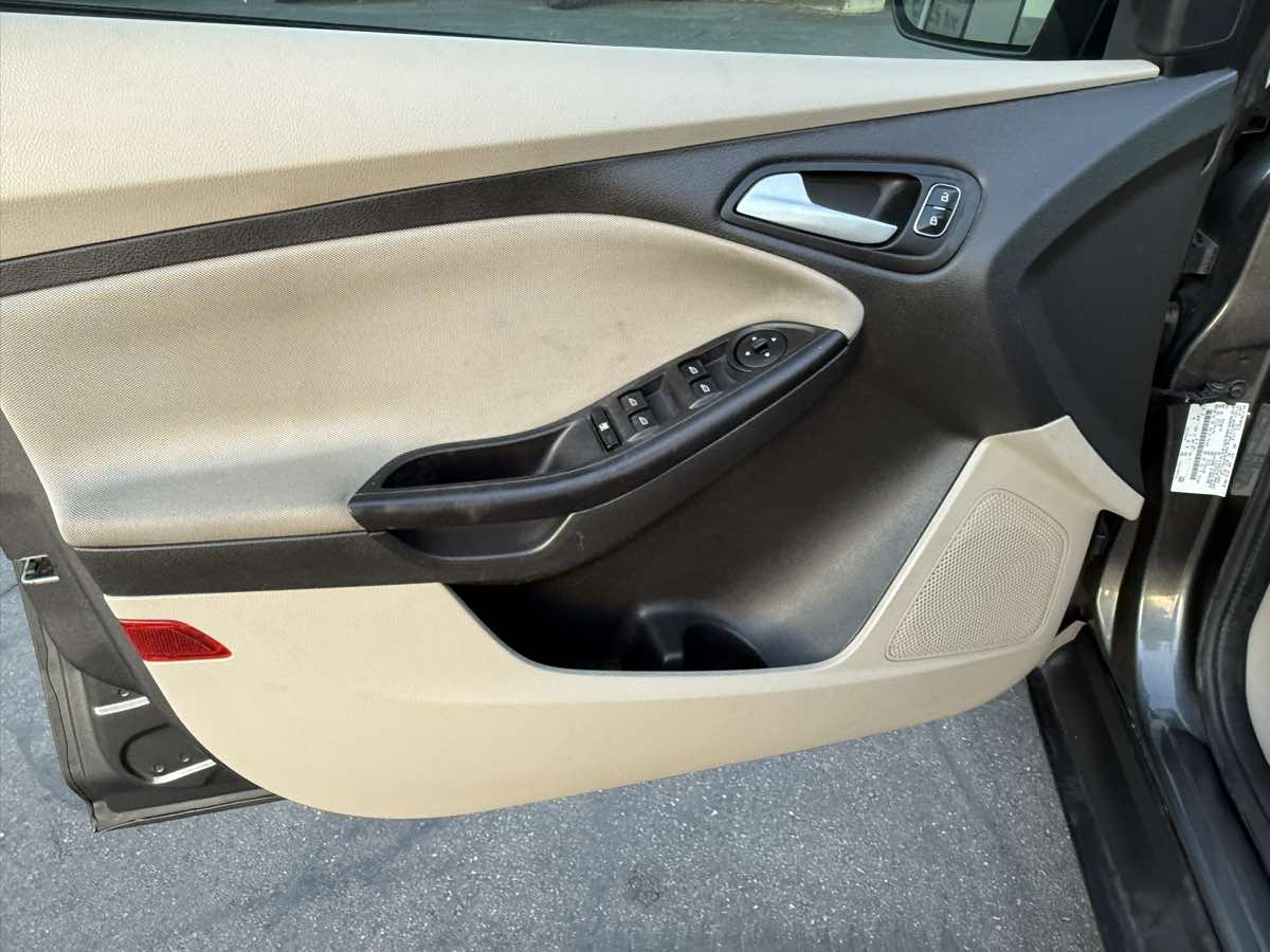 2017 Ford Focus SE photo 28
