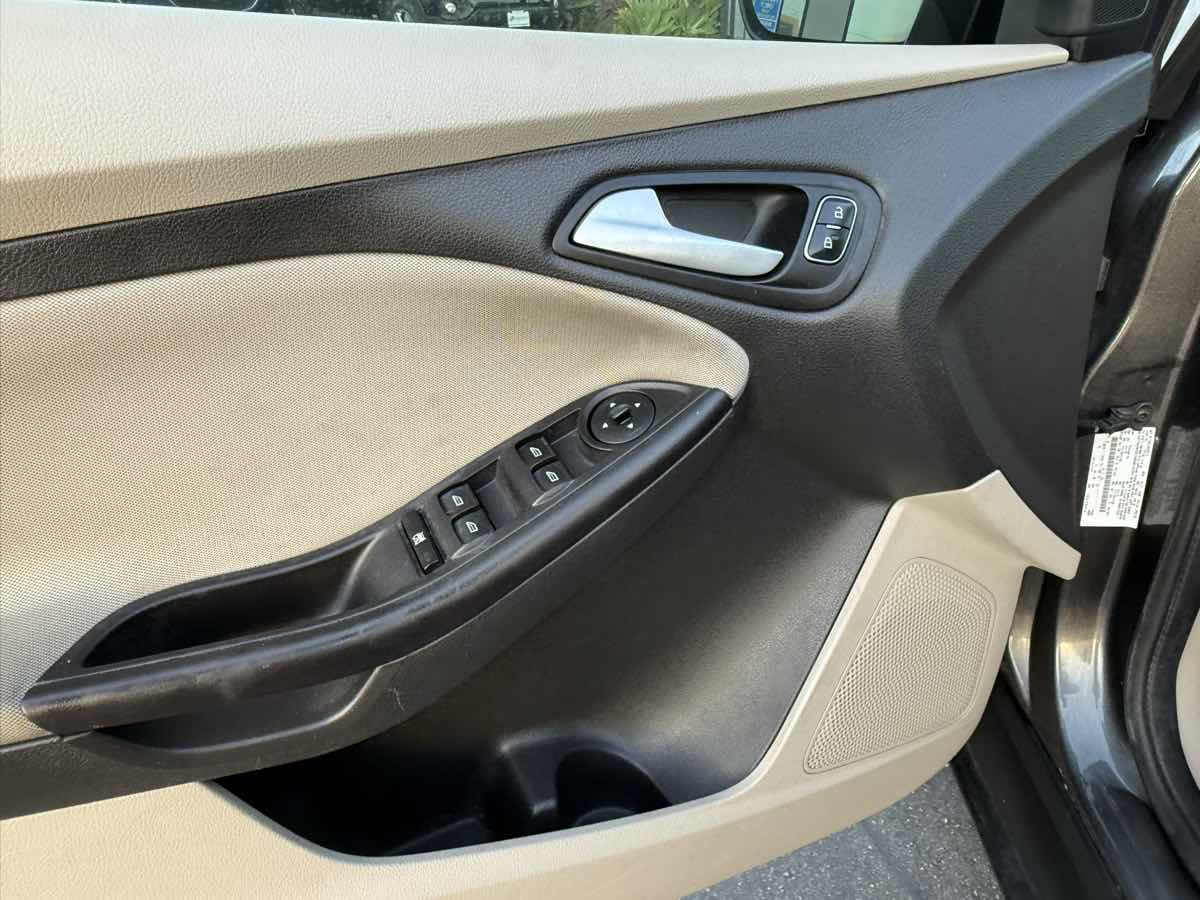 2017 Ford Focus SE photo 29