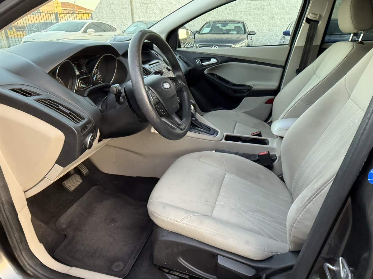 2017 Ford Focus SE photo 30