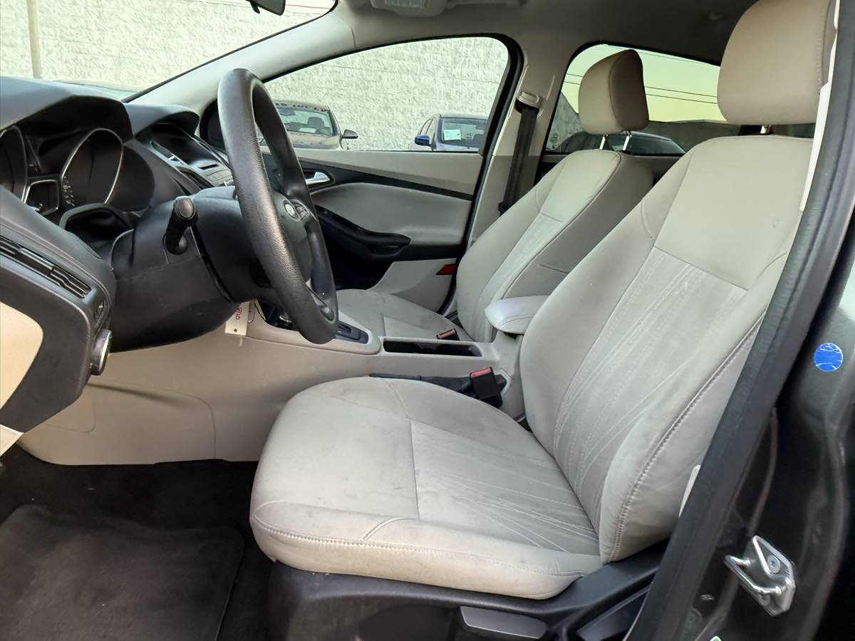 2017 Ford Focus SE photo 31