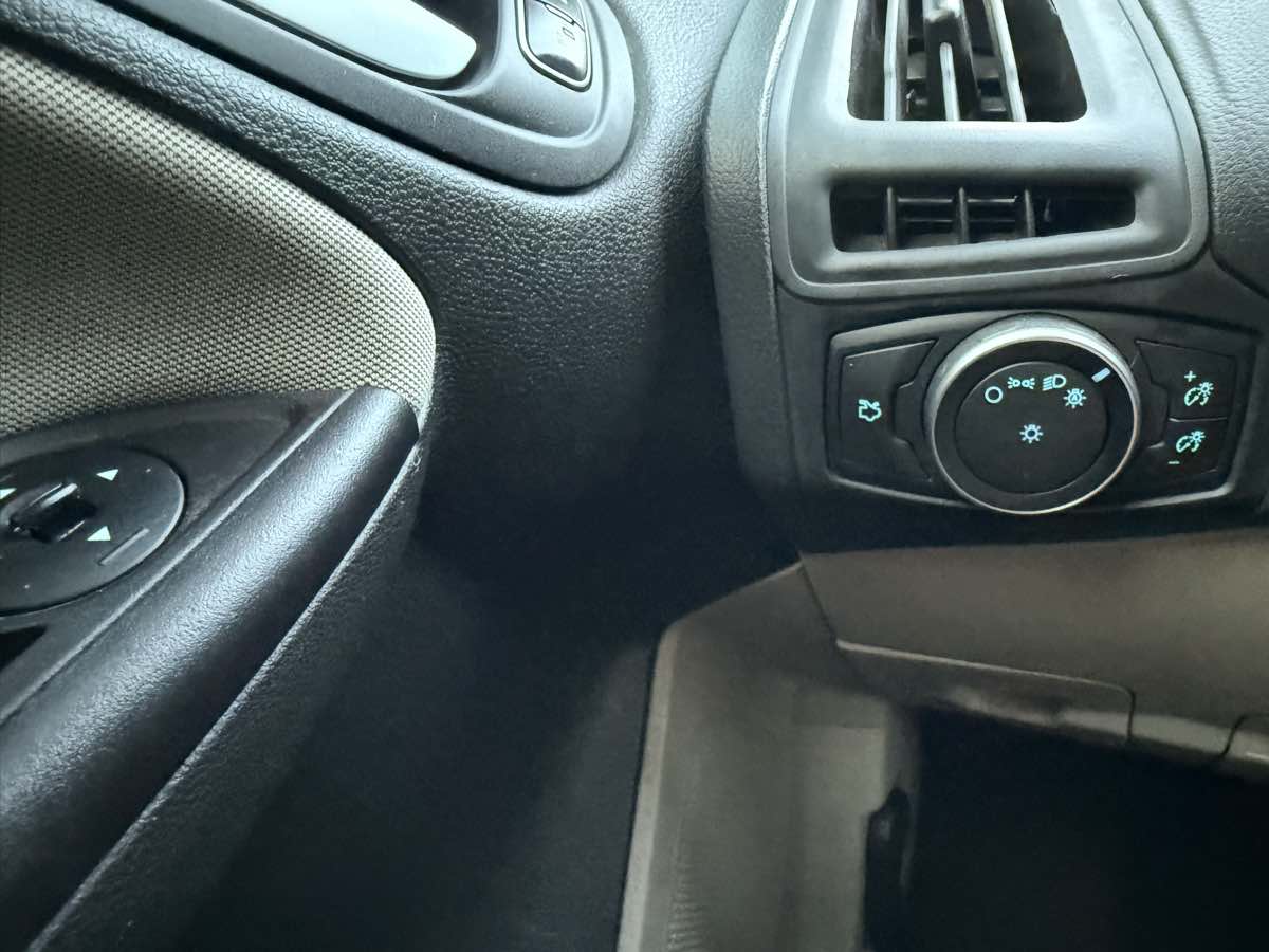 2017 Ford Focus SE photo 32
