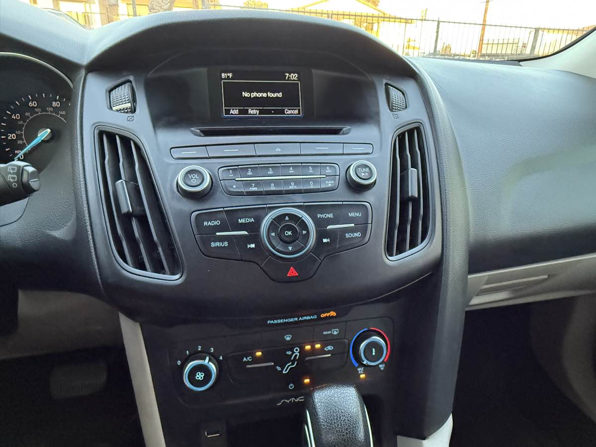 2017 Ford Focus SE photo 36