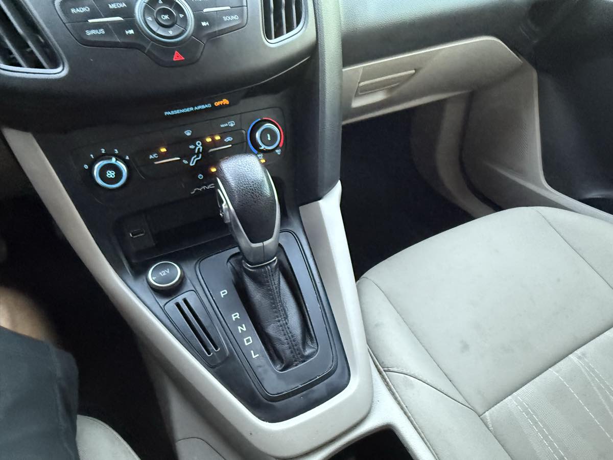 2017 Ford Focus SE photo 37