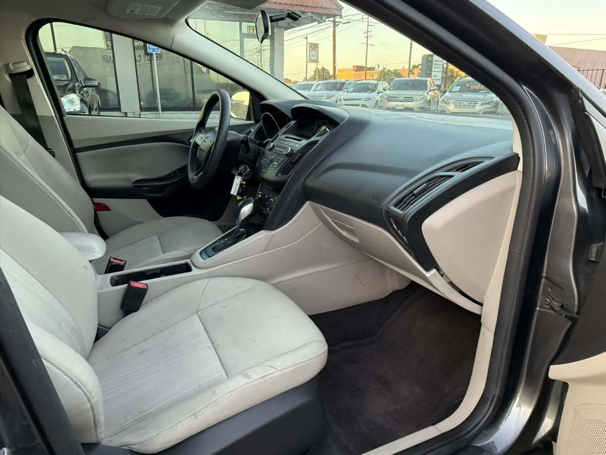 2017 Ford Focus SE photo 42