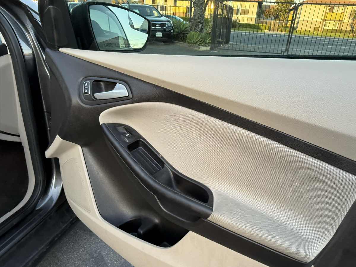 2017 Ford Focus SE photo 43