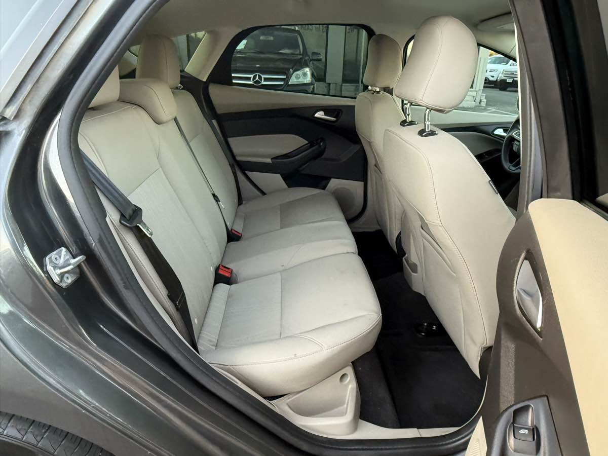 2017 Ford Focus SE photo 44
