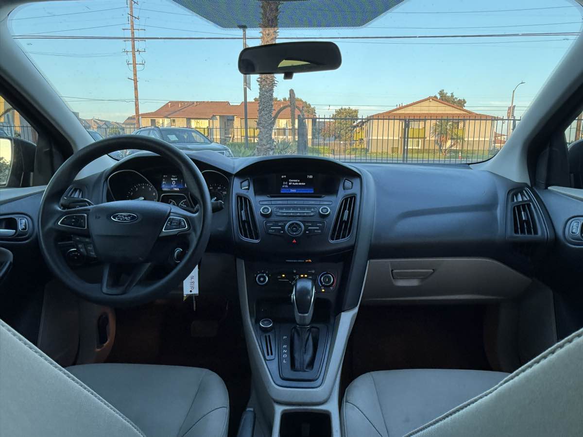 2017 Ford Focus SE photo 45