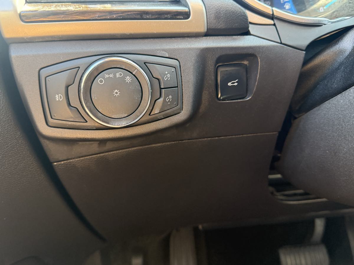 2016 Ford Fusion SE Hybrid photo 26